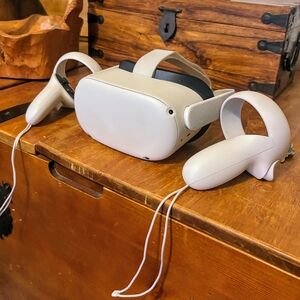 Oculus White VR Headset with Controllers